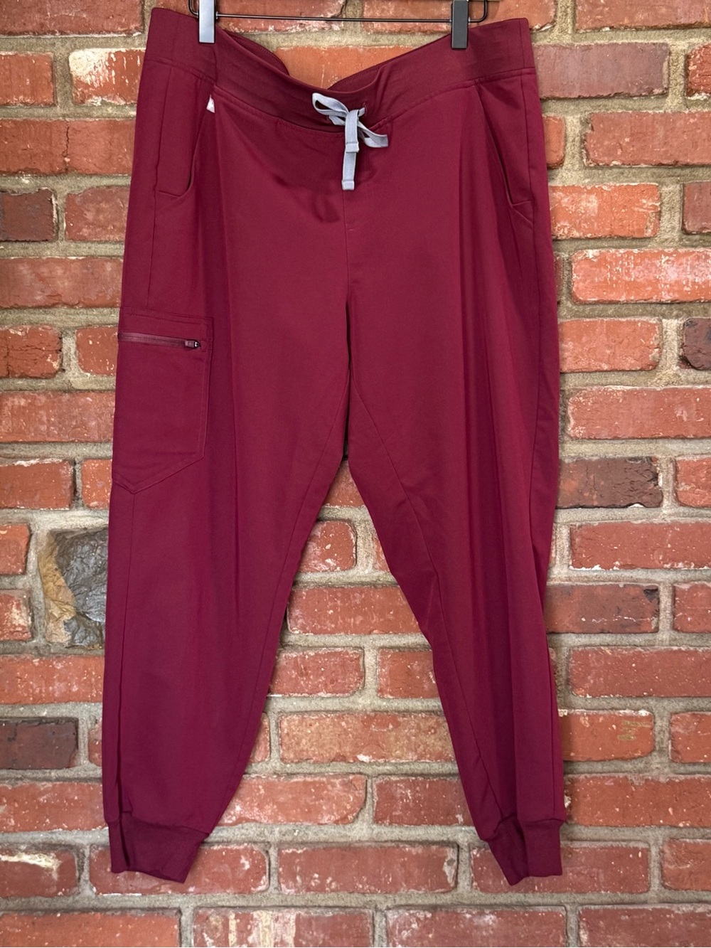 Figs women's Zamora scrubs pants jogger burgundy size XL Petite W18SW2005P